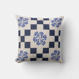 Blauwe en witte quilt kussen