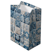 Blauwe en witte sneeuwvlok quilt medium cadeauzakje (Voorkant Gekanteld)