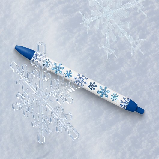 Blauwe en witte sneeuwvlokken blauwe inkt pen