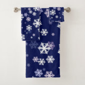 Blauwe en witte sneeuwvlokken op donkerblauwe gron bad handdoek (Insitu)