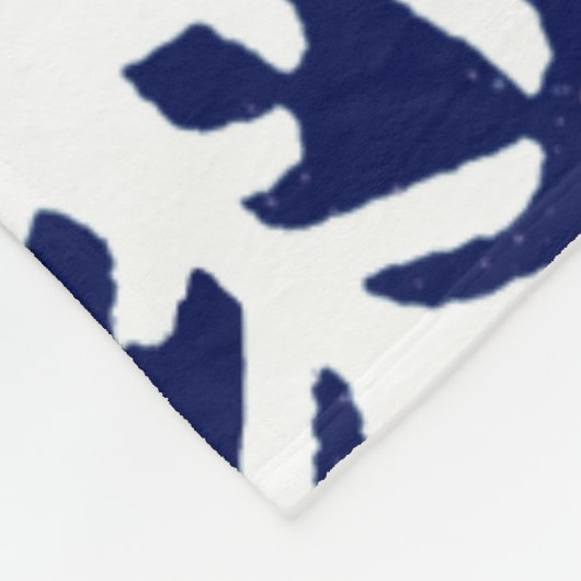 Blauwe en witte sneeuwvlokken op donkerblauwe gron fleece deken (Hoek)