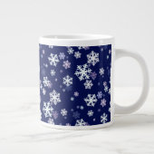 Blauwe en witte sneeuwvlokken op donkerblauwe gron grote koffiekop (Rechts)