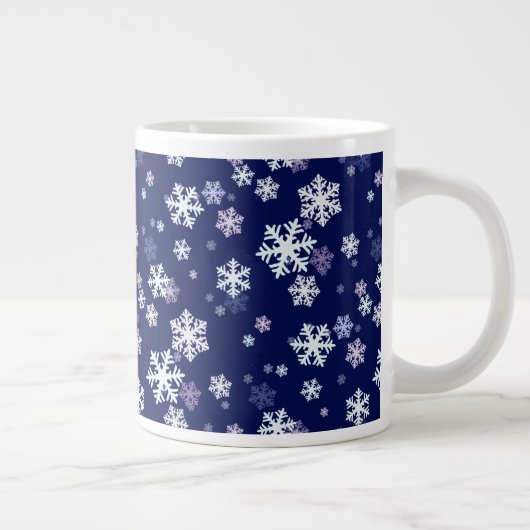 Blauwe en witte sneeuwvlokken op donkerblauwe gron grote koffiekop (Rechts)