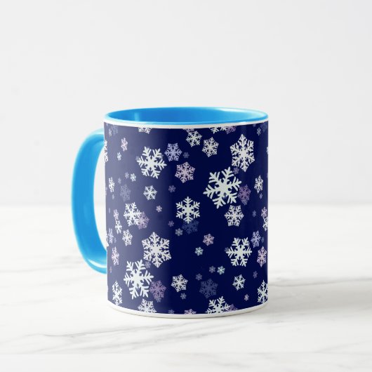 Blauwe en witte sneeuwvlokken op donkerblauwe gron mok (Voorkant links)