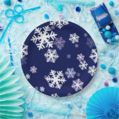 Blauwe en witte sneeuwvlokken op donkerblauwe gron papieren bordje (Feest)