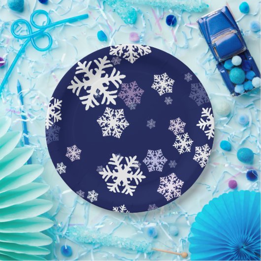 Blauwe en witte sneeuwvlokken op donkerblauwe gron papieren bordje (Feest)