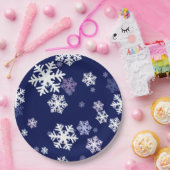 Blauwe en witte sneeuwvlokken op donkerblauwe gron papieren bordje (Feest)