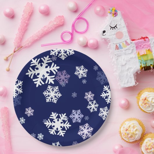 Blauwe en witte sneeuwvlokken op donkerblauwe gron papieren bordje (Feest)