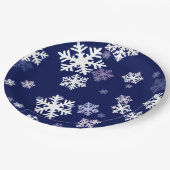 Blauwe en witte sneeuwvlokken op donkerblauwe gron papieren bordje (Gekanteld)