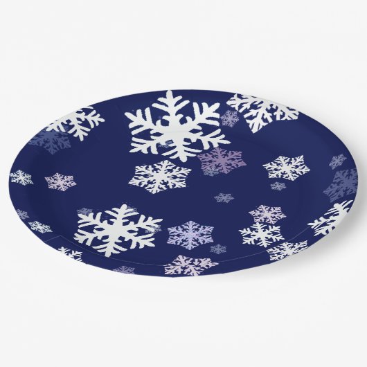 Blauwe en witte sneeuwvlokken op donkerblauwe gron papieren bordje (Gekanteld)
