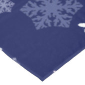 Blauwe en witte sneeuwvlokken op donkerblauwe gron tafelkleed (Gekanteld)
