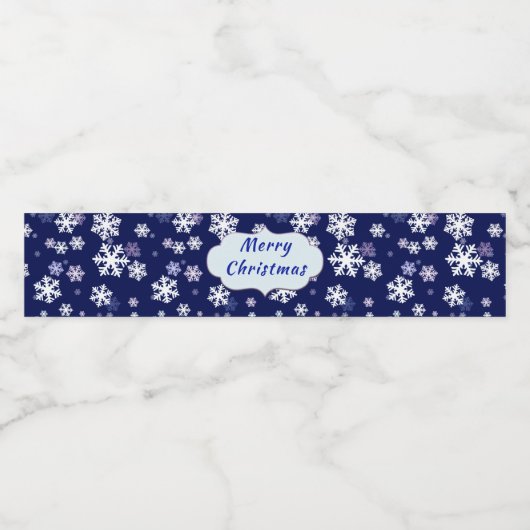 Blauwe en witte sneeuwvlokken op donkerblauwe gron waterfles etiket (Enkel label)