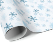 Blauwe en witte sneeuwvlokken Winter Modern Kerstm Cadeaupapier (Rol Hoek)