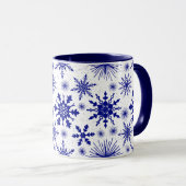Blauwe en witte snowflake Mok met kerstmis (Voorkant rechts)