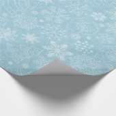Blauwe en witte snowflakes kerst Nieuwjaar feestda Cadeaupapier (Hoek)