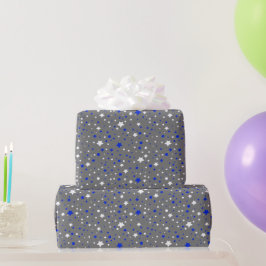 Blauwe en witte sterren op grijs cadeaupapier