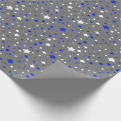 Blauwe en witte sterren op grijs cadeaupapier (Hoek)