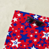 Blauwe en witte sterren op rode badhanddoek (In situ)