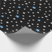 Blauwe en witte sterren over zwart omslagpapier cadeaupapier (Hoek)