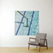 Blauwe en witte streep textiel wandkleed (In situ)