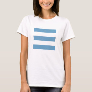 Blauwe en witte strepen van vloeibaar zee op een t-shirt