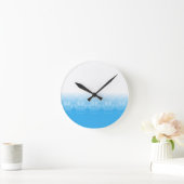 Blauwe en witte verf met achtergrond krantenpapier ronde klok (Huis)