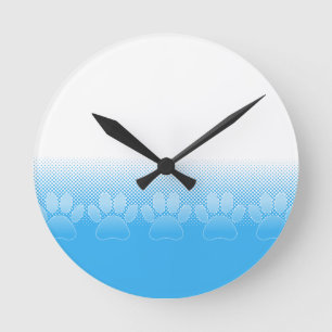 Blauwe en witte verf met achtergrond krantenpapier ronde klok