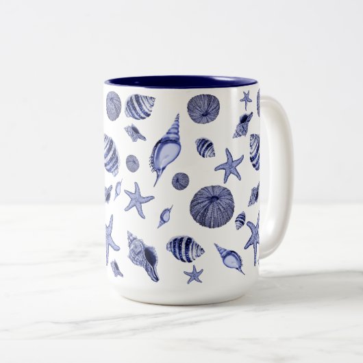 Blauwe en witte zeeschelpen tweekleurige koffiemok (Voorkant rechts)