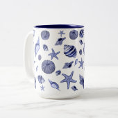 Blauwe en witte zeeschelpen tweekleurige koffiemok (Voorkant links)