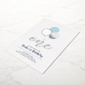 Blauwe en zilveren ballonnen Een eerste jonge verj Folie Uitnodiging (Gedraaid)