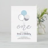 Blauwe en zilveren ballonnen Een eerste jonge verj Folie Uitnodiging (Staand Voorkant)