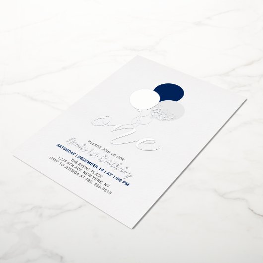 Blauwe en zilveren ballonnen Een eerste jonge verj Folie Uitnodiging (Gedraaid)