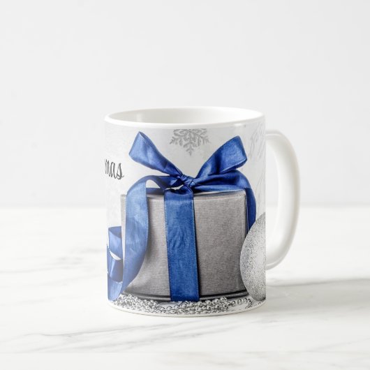 Blauwe en zilveren kerstcadeautjes koffiemok (Voorkant rechts)