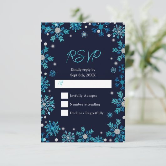 Blauwe en zilveren sneeuwvlokken winter RSVP kaartje (Staand voorkant)