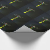 Blauwe en zwarte Dragonfly op groen en rood gras Cadeaupapier (Hoek)