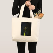 Blauwe en zwarte Dragonfly op groen en rood gras Grote Tote Bag (Voorkant (product))