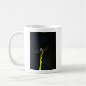 Blauwe en zwarte Dragonfly op groen en rood gras Koffiemok (Links)