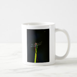 Blauwe en zwarte Dragonfly op groen en rood gras Koffiemok