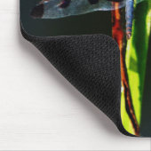 Blauwe en zwarte Dragonfly op groen en rood gras Muismat (Hoek)