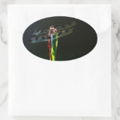 Blauwe en zwarte Dragonfly op groen en rood gras Ovale Sticker (Tas)