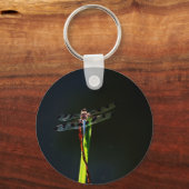 Blauwe en zwarte Dragonfly op groen en rood gras Sleutelhanger (Voorkant)