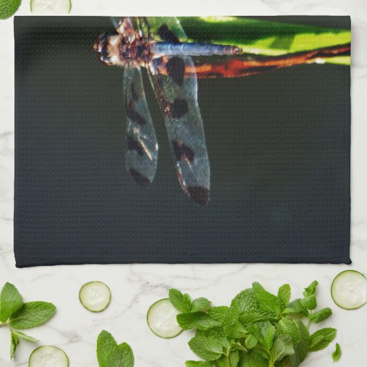 Blauwe en zwarte Dragonfly op groen en rood gras Theedoek (Gevouwen)