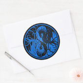 Blauwe en zwarte vliegende Yin Yang-draken Ronde Sticker (Envelop)