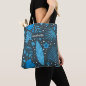 Blauwe exotische tropische bladeren en bloemen, aa tote bag (Dichtbij)