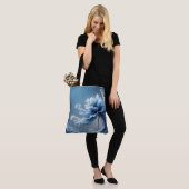 Blauwe Fantasie Bloem Tote Bag (Op model)