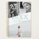 Blauwe Faux Goud & Wit Fotocollage Planner<br><div class="desc">Een planner waaraan je drie van je eigen foto’s kunt toevoegen aan een minimalistische asymmetrische collage in wit en blauw. Voeg het jaar toe in grote blauwe cijfers en voeg ook jouw naam of familienaam toe!</div>