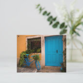 Blauwe fiets en deur in de zomer briefkaart (Staand voorkant)