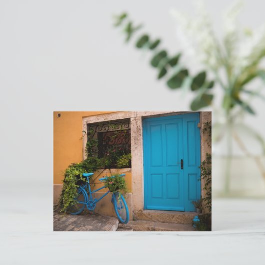 Blauwe fiets en deur in de zomer briefkaart (Staand voorkant)