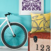 Blauwe fiets op gele piloot kussen