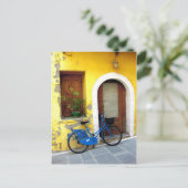 Blauwe fiets tegen gele muur briefkaart (Staand voorkant)